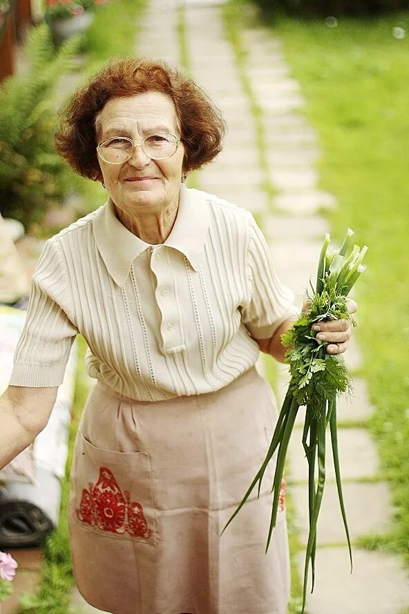 Молодая бабушка 18. Бабушки. Фотографии бабушек. Фото старушки. Старая бабушка с цветами.