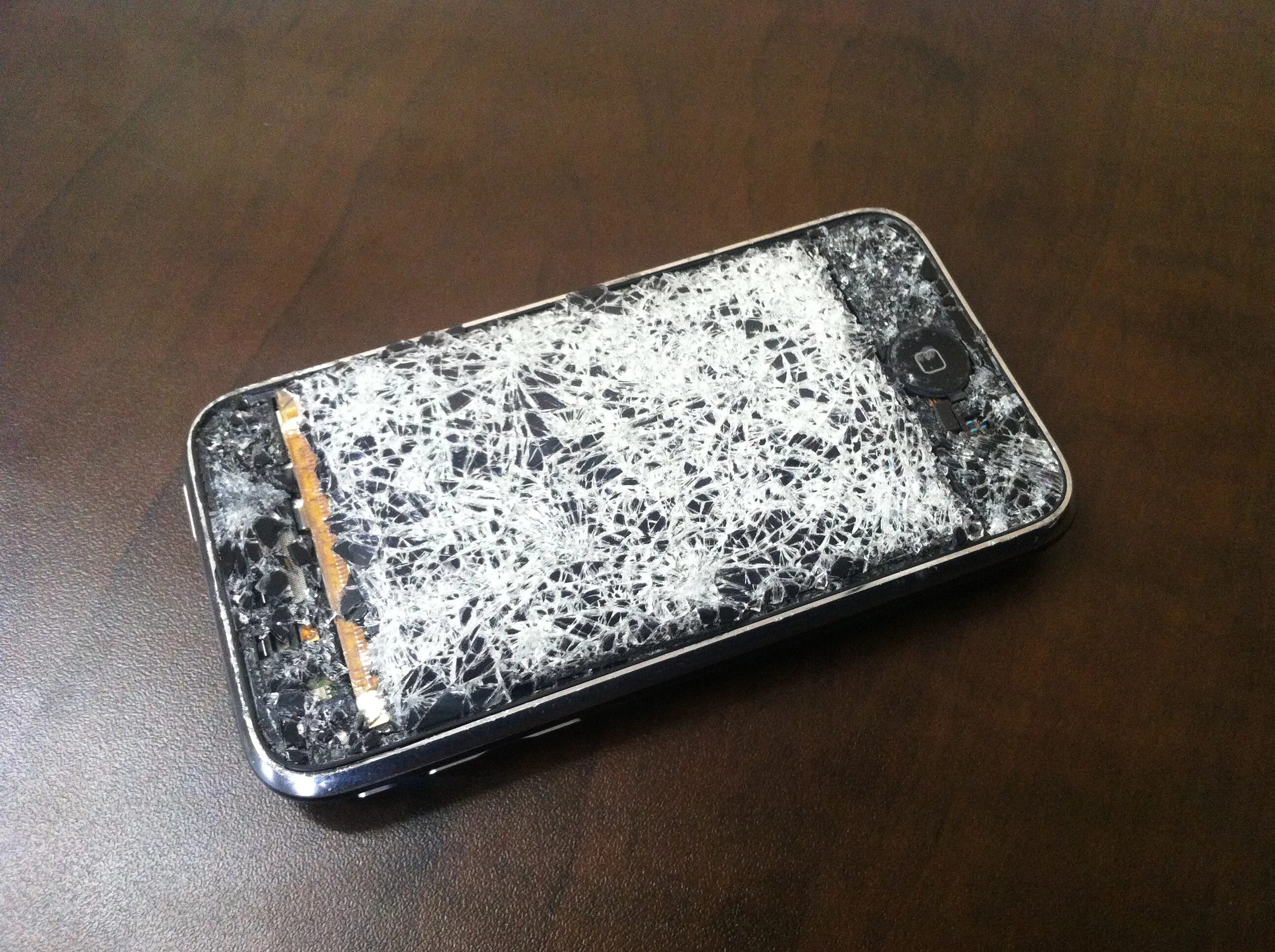 Купить телефон не разбиваемый. Разбитый телефон. Разбитый смартфон. Разбитые телефоны. Сломанный телефон.