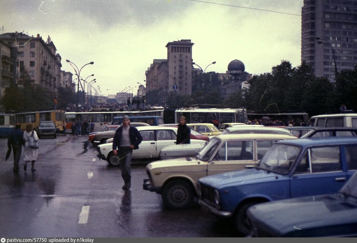 Москва 1991. Баррикады в москве 1991. москва 1991 год. москва арбат в 1991.