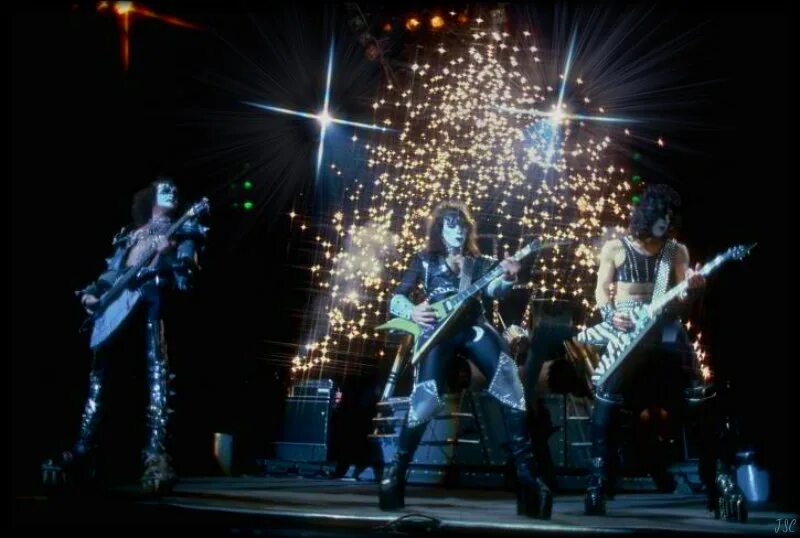 Kiss the night. Kiss creatures of the Night 1982. Kiss creatures of the Night album. Kiss creatures of the Night Mercury records. Kiss Alive III обложка.