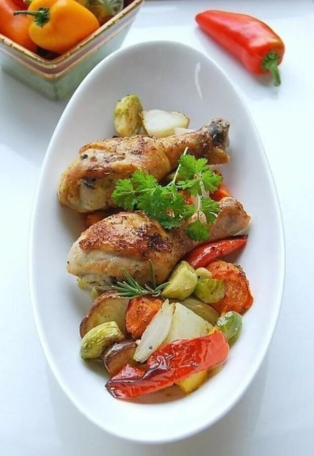 Запеченная курица с овощами рецепт. Курочка с овощами. Курица запеченная с овощами. Жареная курица с овощами. Печеные овощи с курицей.