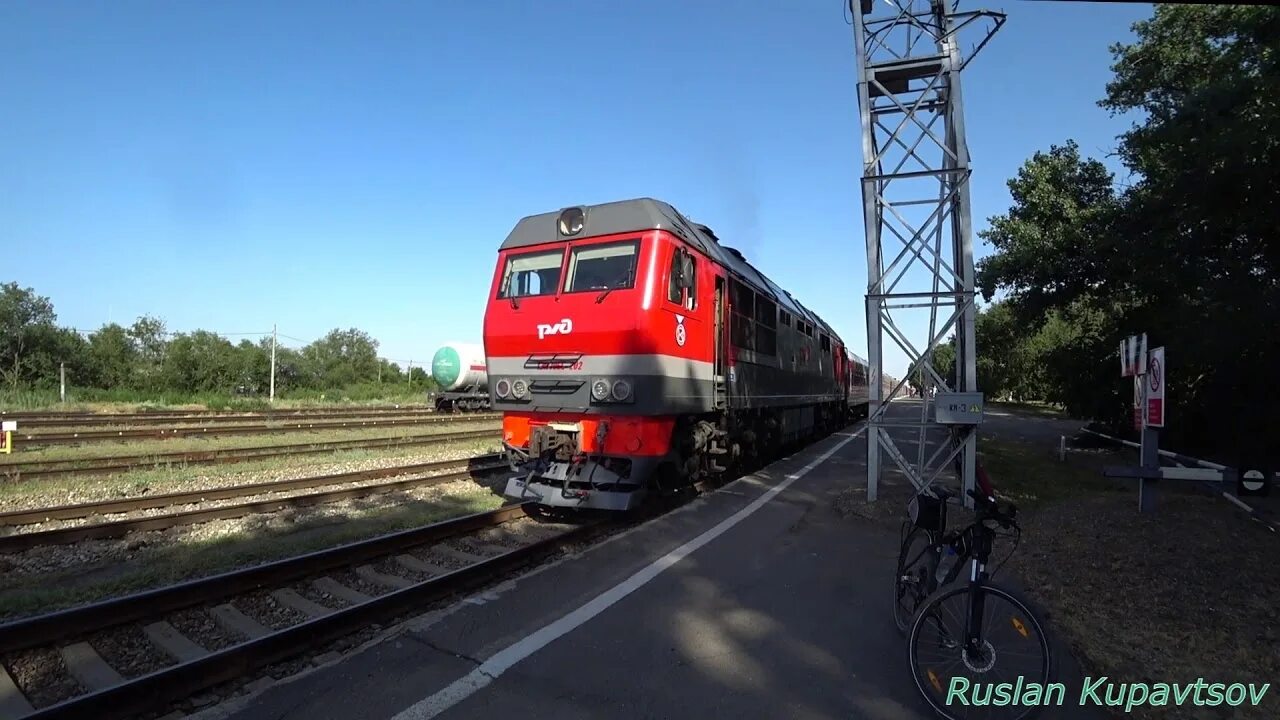 Поезд 466 адлер астрахань. Поезд тепловоз. Поезд 466 адлер астрахань. Поезд 465ж сервис. Поезд 465ж.
