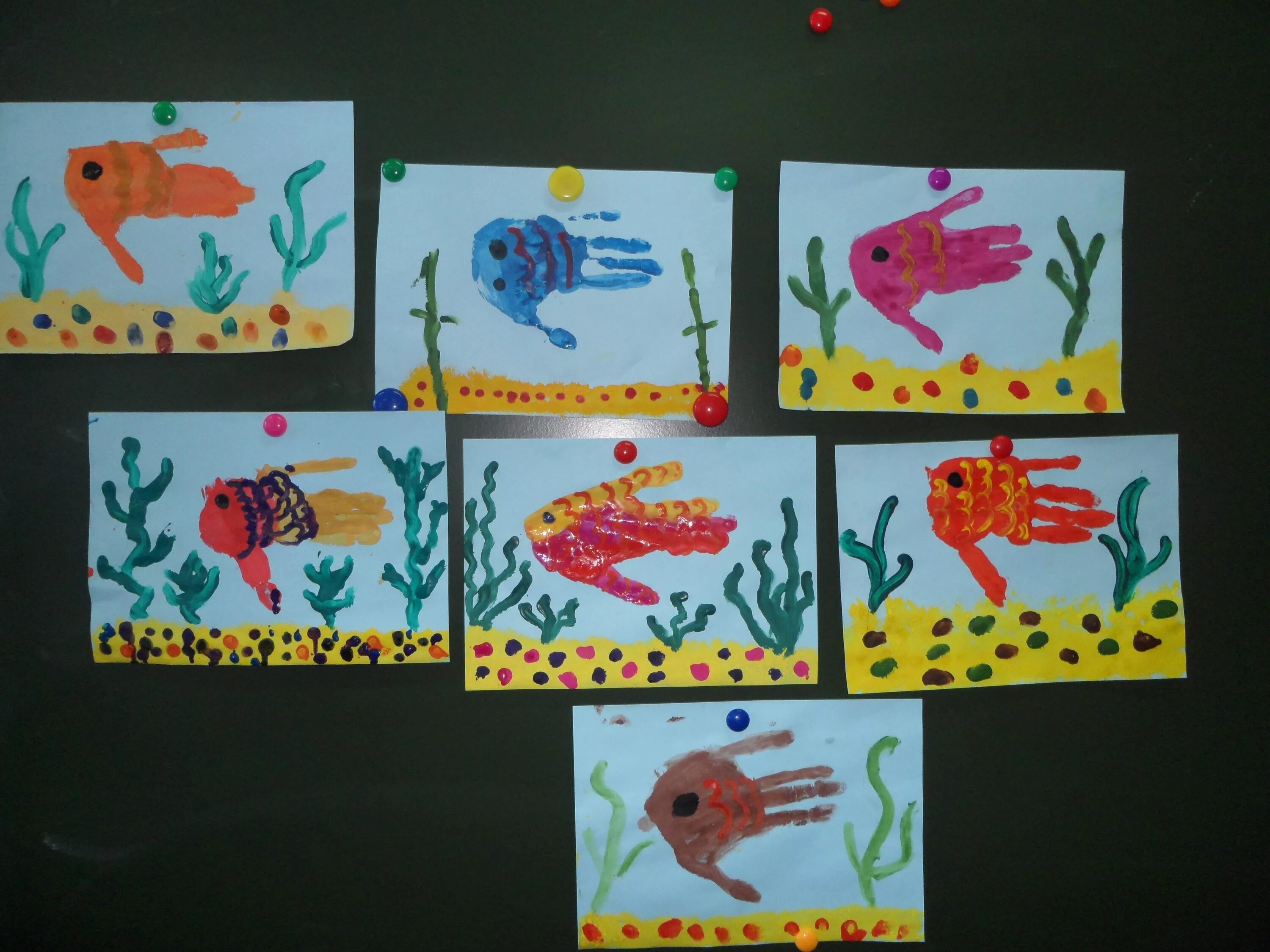 Рисование рыбки в средней группе. Рисование рыбки в младшей группе. Нетрадиционное рисование рыбы. Рыбки в аквариуме рисование в средней группе.