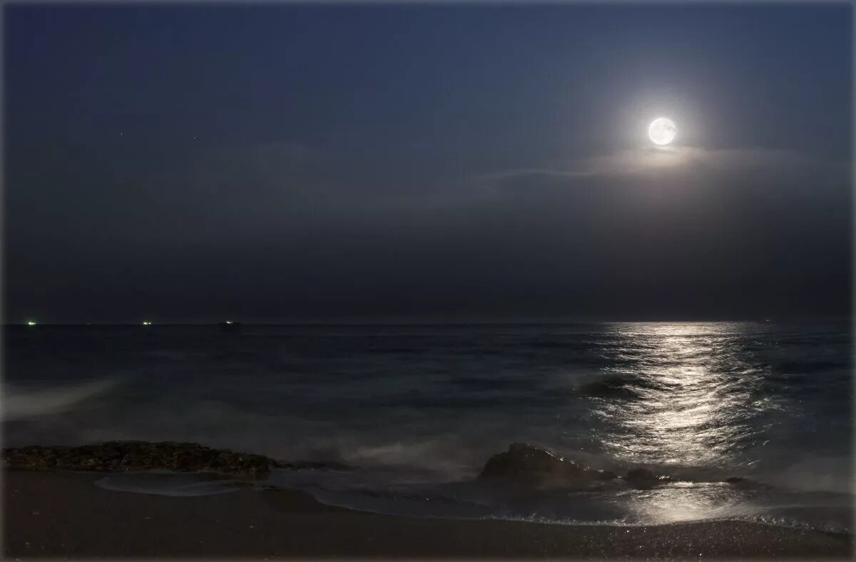 Лунная ночь на черном море. Луна над морем. Ночное море. Ночь в море. Берег моря ночью.