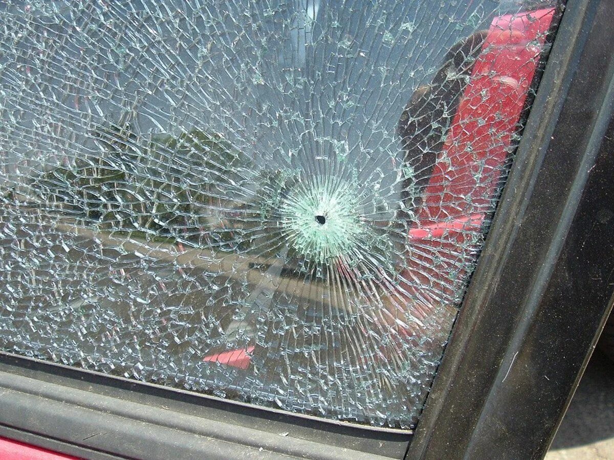 Разбитое стекло автомобиля. Разбитое лобовое стекло. Разбитое автомобильное стекло. Разбитые стекла в машине.