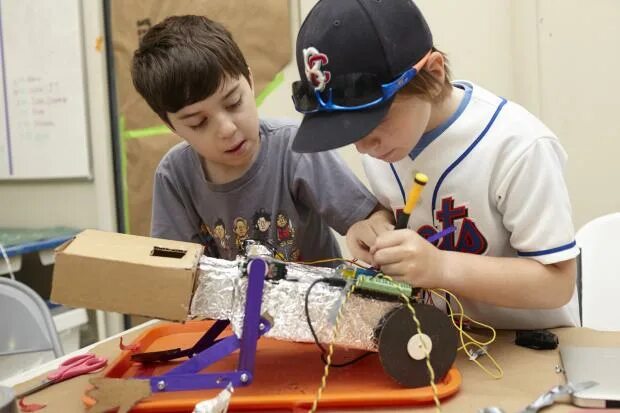 Роботы для детей. Дети собирают робота. Мальчик подросток робот. Игрушки инженерного дела.