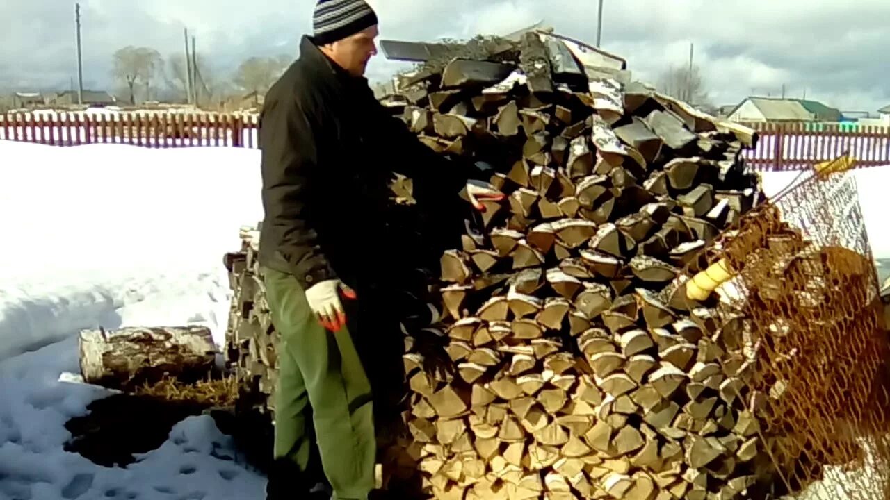 Богатыри пилят дрова. Видео дрова. Мужчина рубит дрова. Видео дрова. Способы укладки дров.