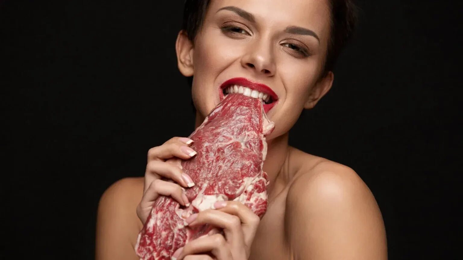 Поздний ужин. Ешь мясо девочка. Мясо. Девушка с шашлыком. Ешь мясо девочка.