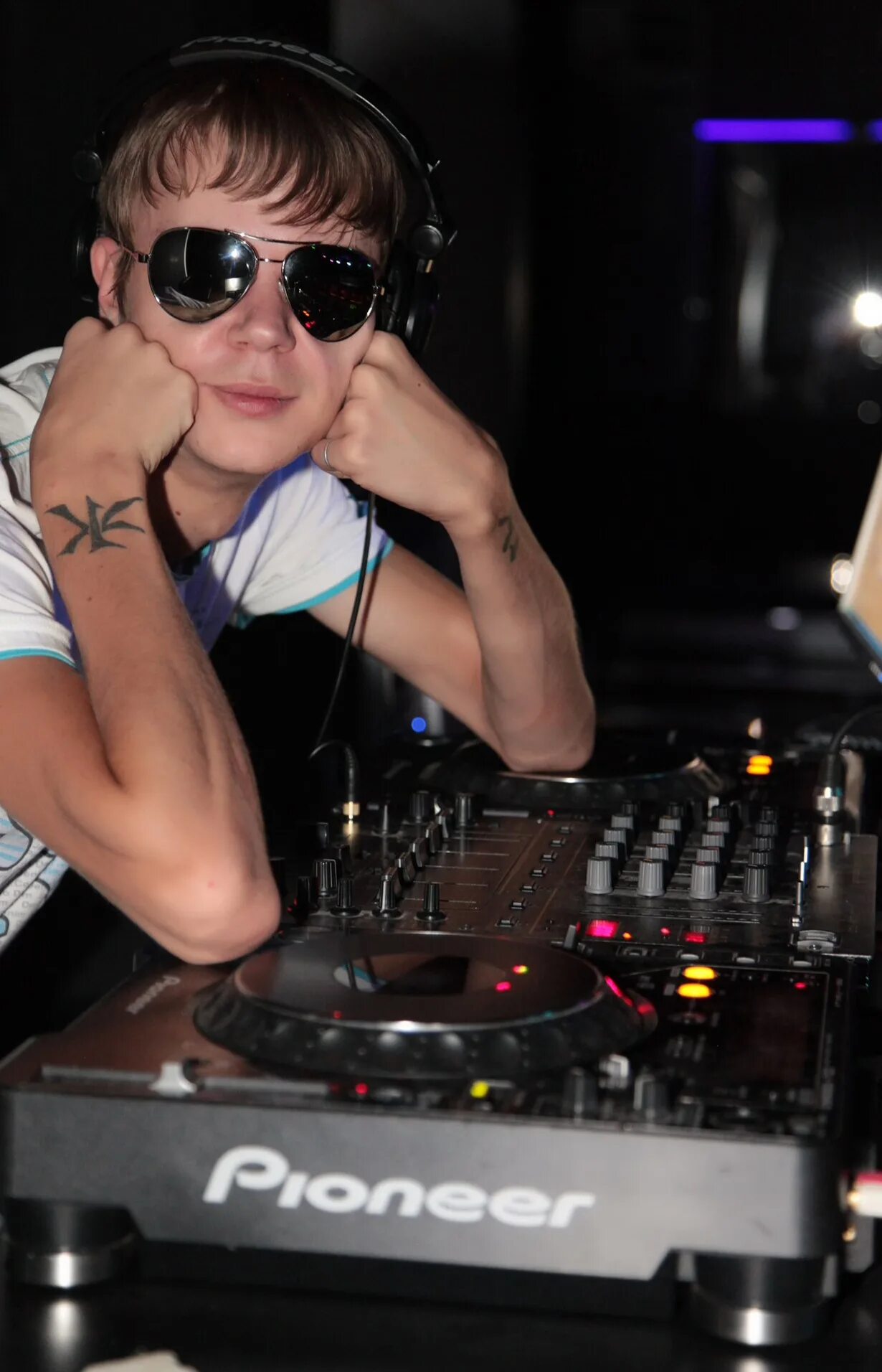 Dj d e d