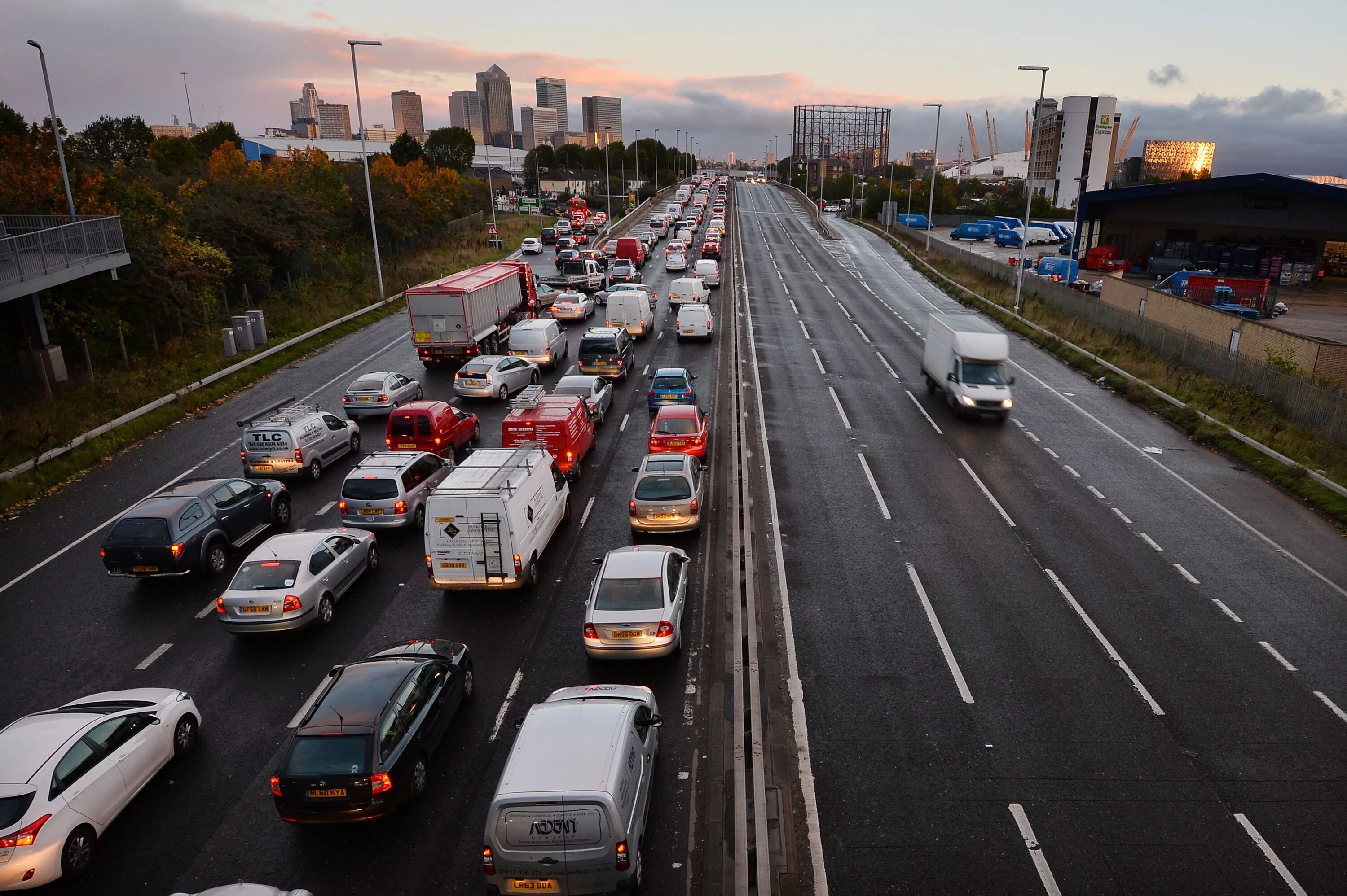 Here traffic. Автомобильный транспорт. Много машин. Машина на дороге. Машина на дороге в городе.