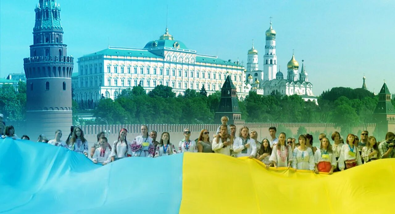 Московские хохлы. Украинский Кремль. Флаг Украины на Кремле. Украинскийфлан в коемле. Кремль с украинским флагом.