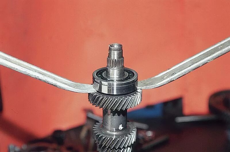 Как снять подшипник с вала кпп. Съемник подшипников первичного вала кпп уаз патриот. Подшипник вторичного вала кпп 2110. Подшипник на первичный вал ваз 2110. Подшипник первичного вала нива шевроле.