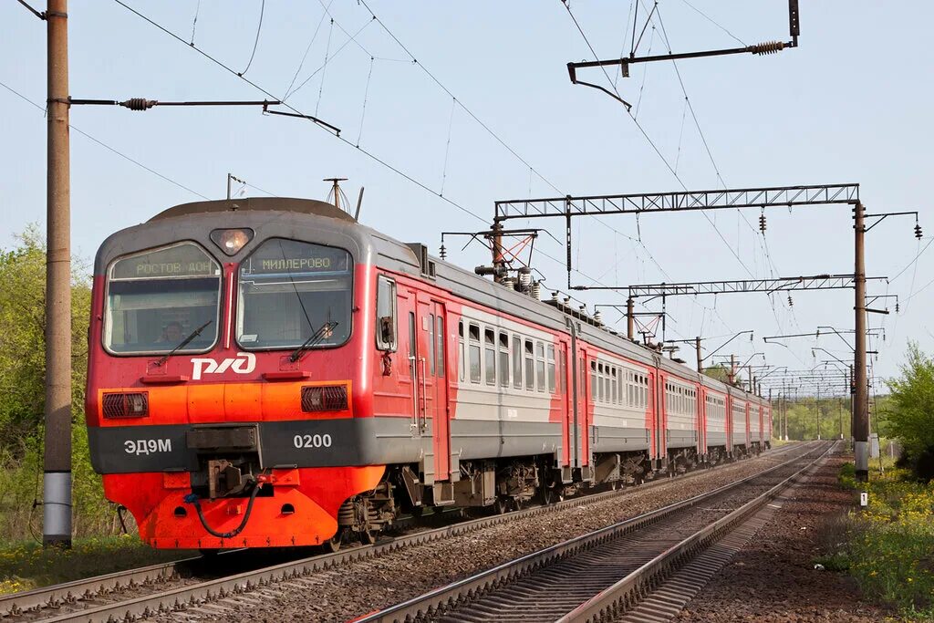 рельсобус ростов ейск. электричка азов. пригородный жд вокзал ростов-на-дону электрички. поезд ржд. поезда россии картинки.