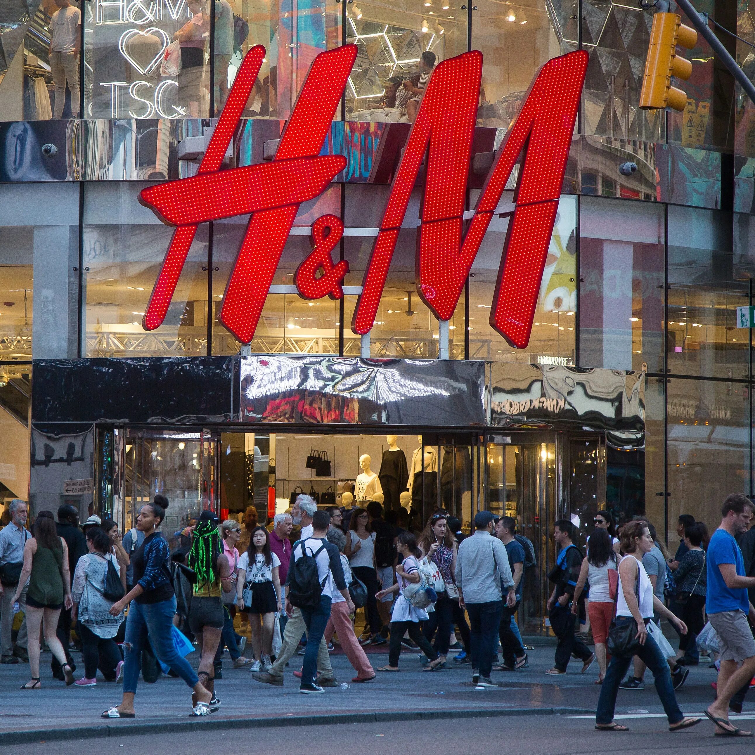 H m t. H&M hennes & Mauritz. H&M hennes & Mauritz одежда. H&M В Европе. Первый магазин HM.