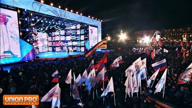 Концерт в москве посвященный крыму. Митинг концерт на Манежной площади. Селфи с концерта на Манежной площади.