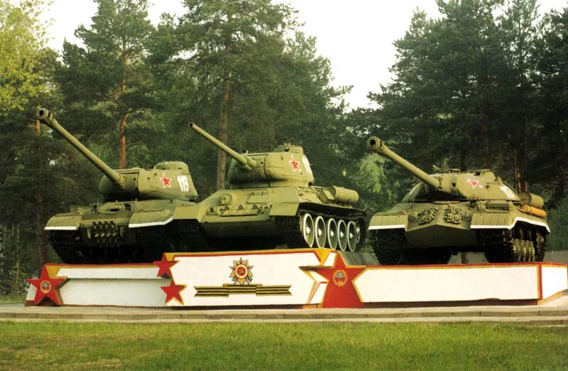 Танки на пьедесталах. Т 34 85 в луганске. Родионово-несветайская памятник танк. Памятник танк бт-7 смоленск. Памятник танк т-34 луганск.