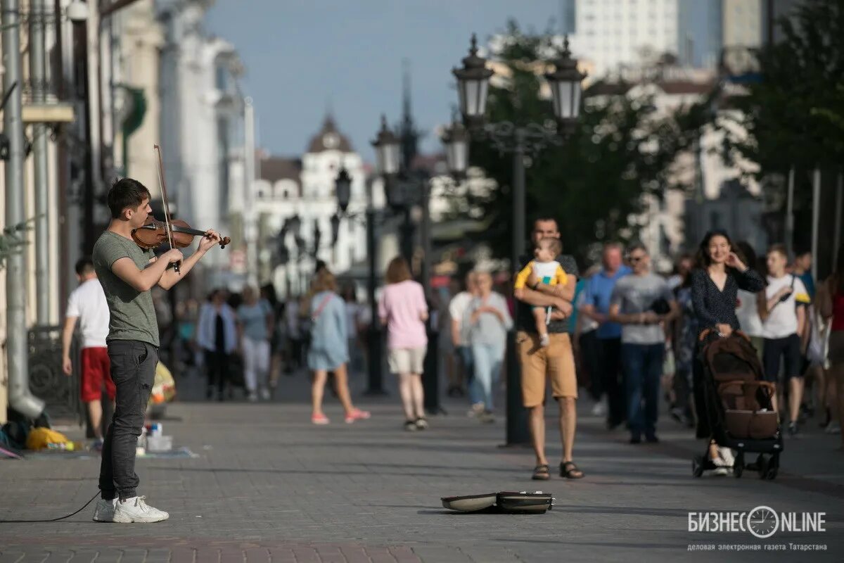 Уличные музыканты. Елка и уличный музыкант. Музыканты на улице баумана казань. Музыканты на улице баумана казань. Музыканты на баумана в казани.