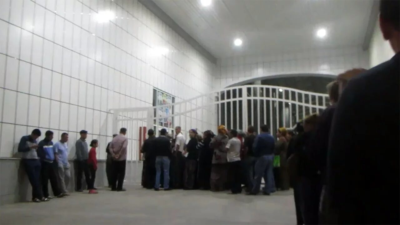 Человек стоит. Разделить очередь. Очередь из двух человек. Очередь из покупателей. Разделить очередь.