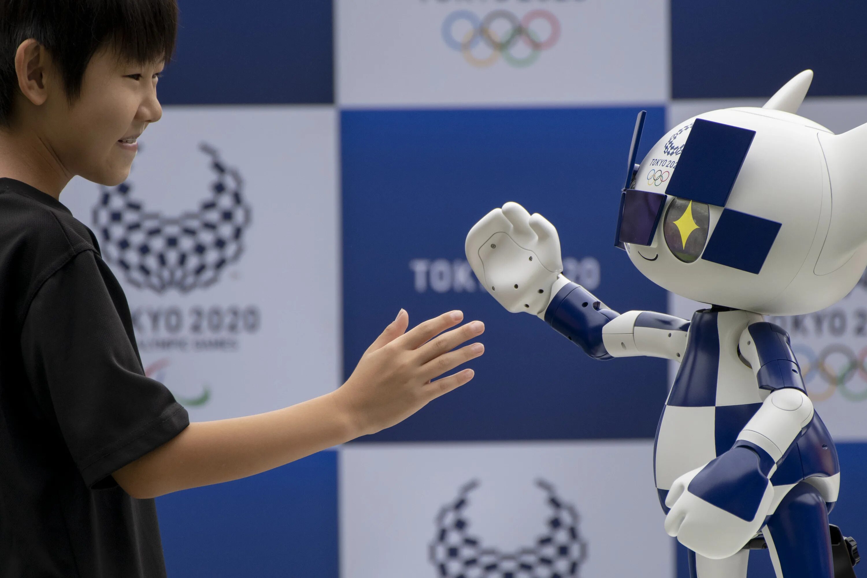 Робот 2025. Toyota tokyo 2025 mascot robot. of robots 2025. робот волонтер. мир роботов 2025.