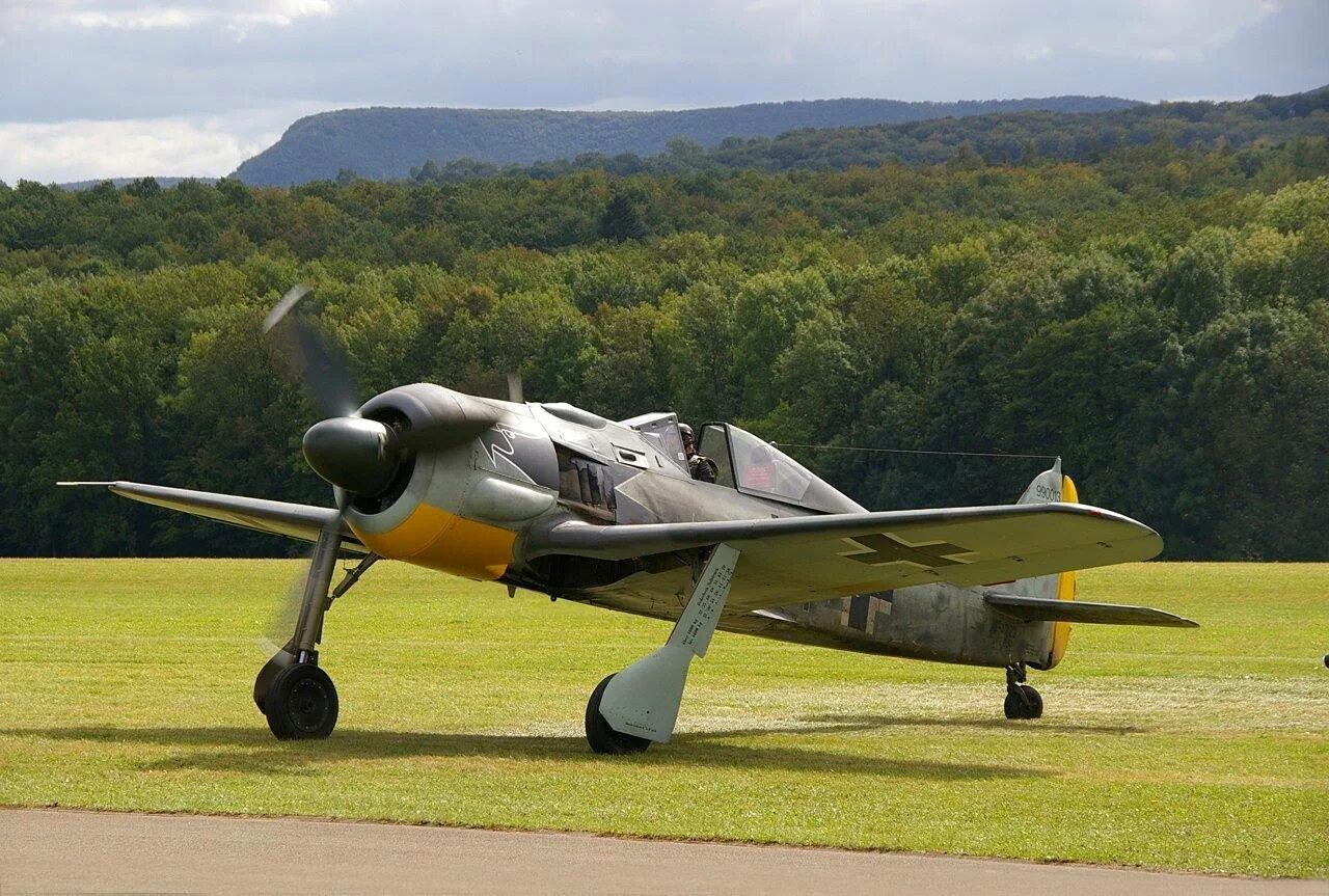 Лучший истребитель второй. Фокке Вульф 190. Focke-Wulf FW 190. Fw190 самолет. Самолет Focke Wulf fw190a-8.