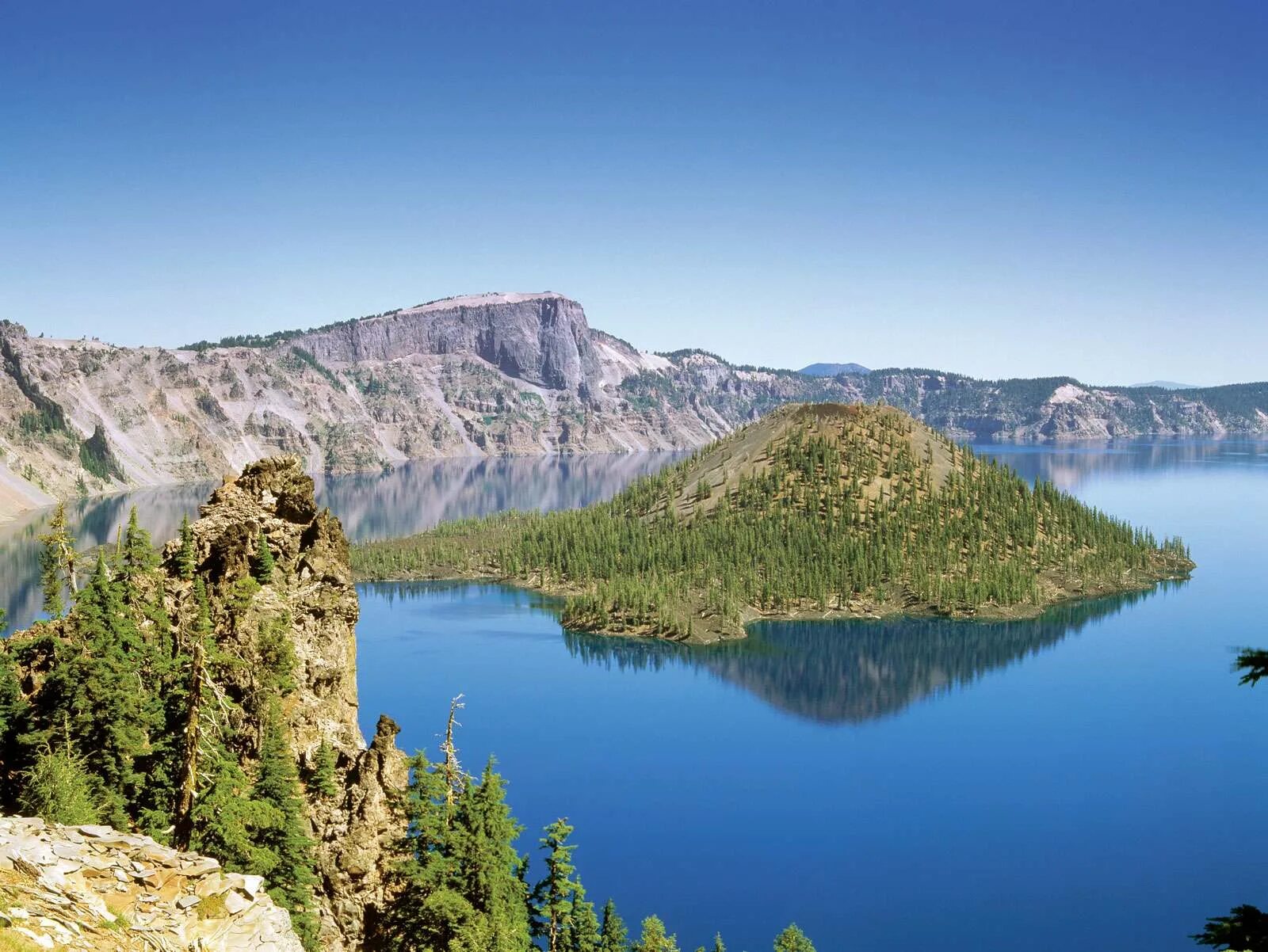 The world deepest lake is lake. Озеро Крейтер. Озеро Крейтер горы Калифорнии. Кратерное озеро США. Озеро Кресент Орегон.