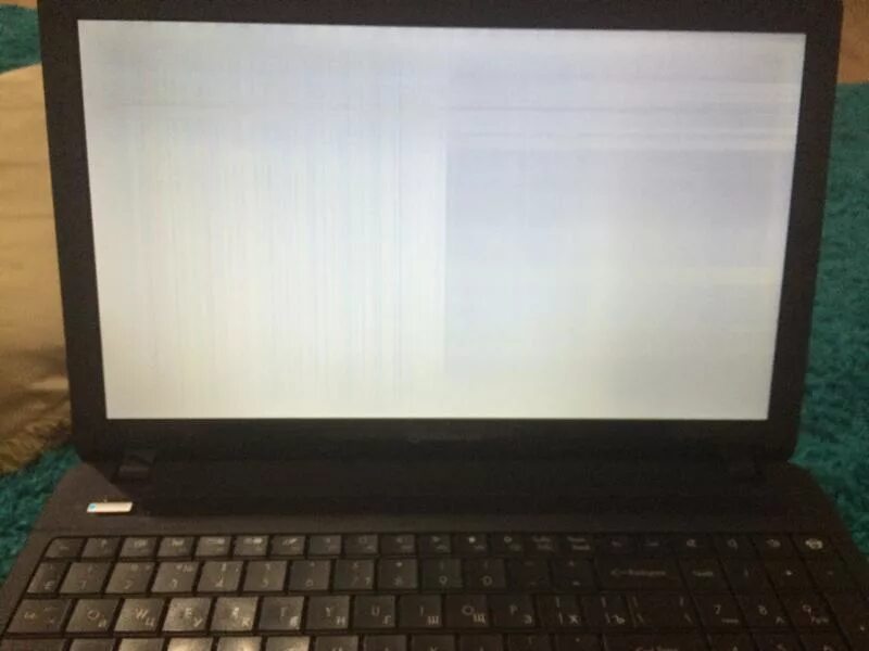 Ноутбук белый экран при включении что делать