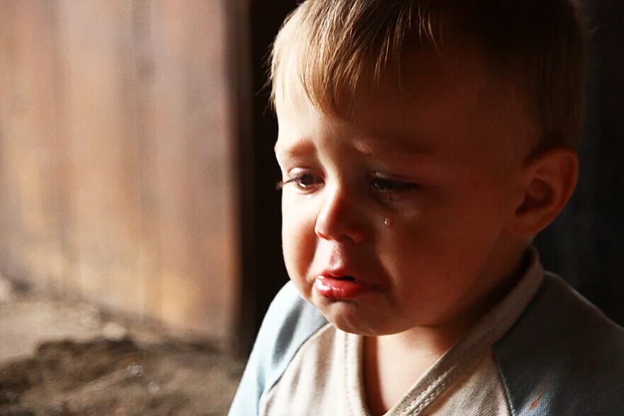 Самые обиженные люди. Мальчик плачет. Плачущий ребенок. Грустный ребенок. Обиженный мальчик.