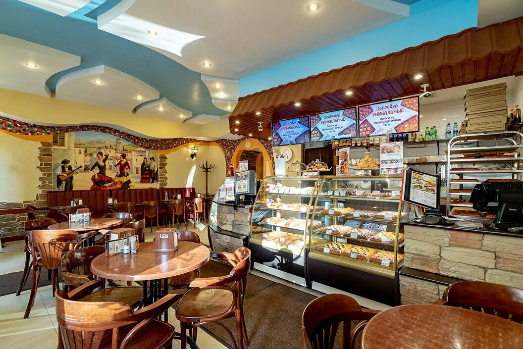 Пироговый дворик пироги. Пироговый дворик моздок луковская. Кафе-пекарни «пироговый дворик». Пирожковый дворик череповец. Пироговый дворик ассортимент пирогов.