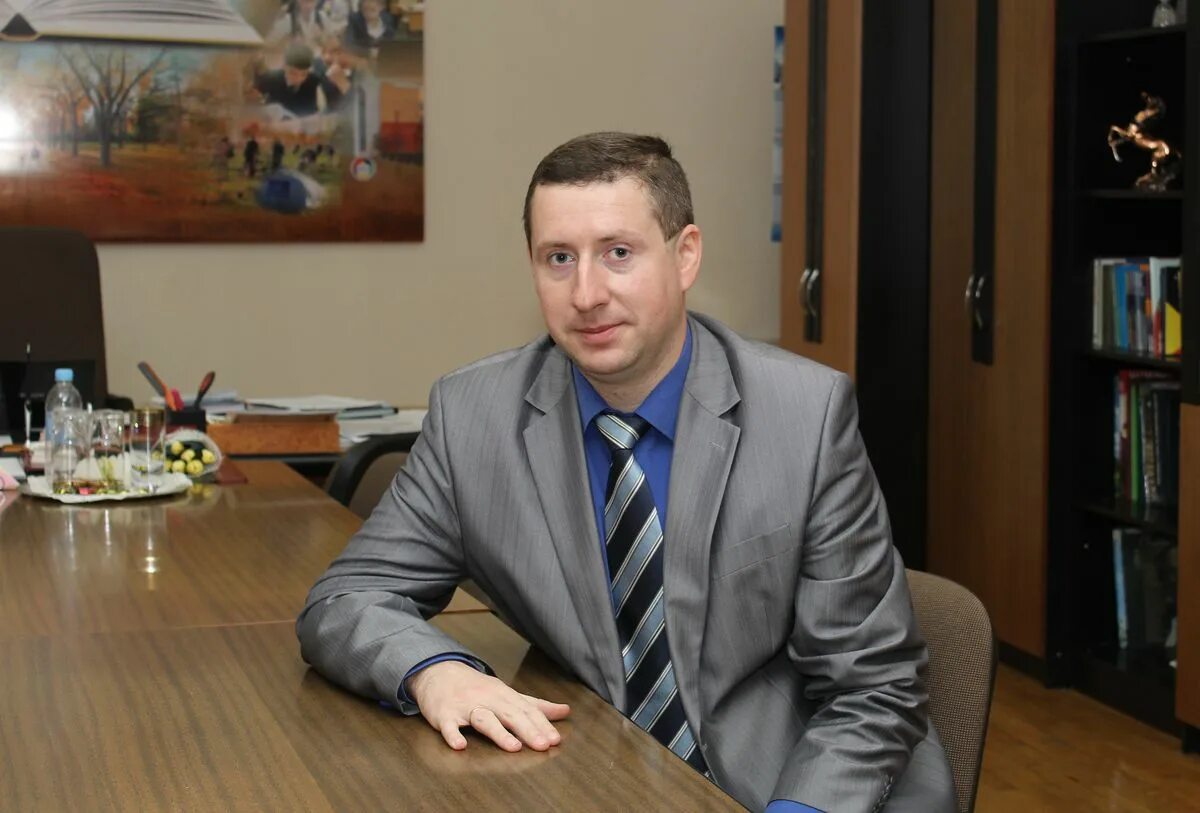 Лицей 1 всеволожск. Лицей 1 директор. Юзманов директор. Директор гимназии 1 ангарск. Лицей номер 1 иркутск.