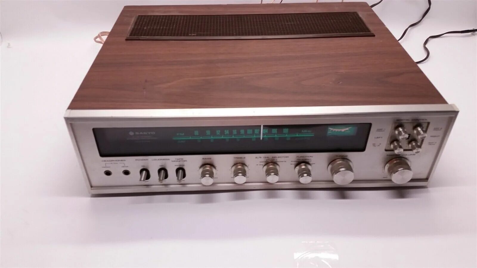 Винтажные ресиверы. Sanyo stereo Receiver. Sanyo стерео ресивер. Винтажный приёмник Sanyo. AVC 2700 ресивер.