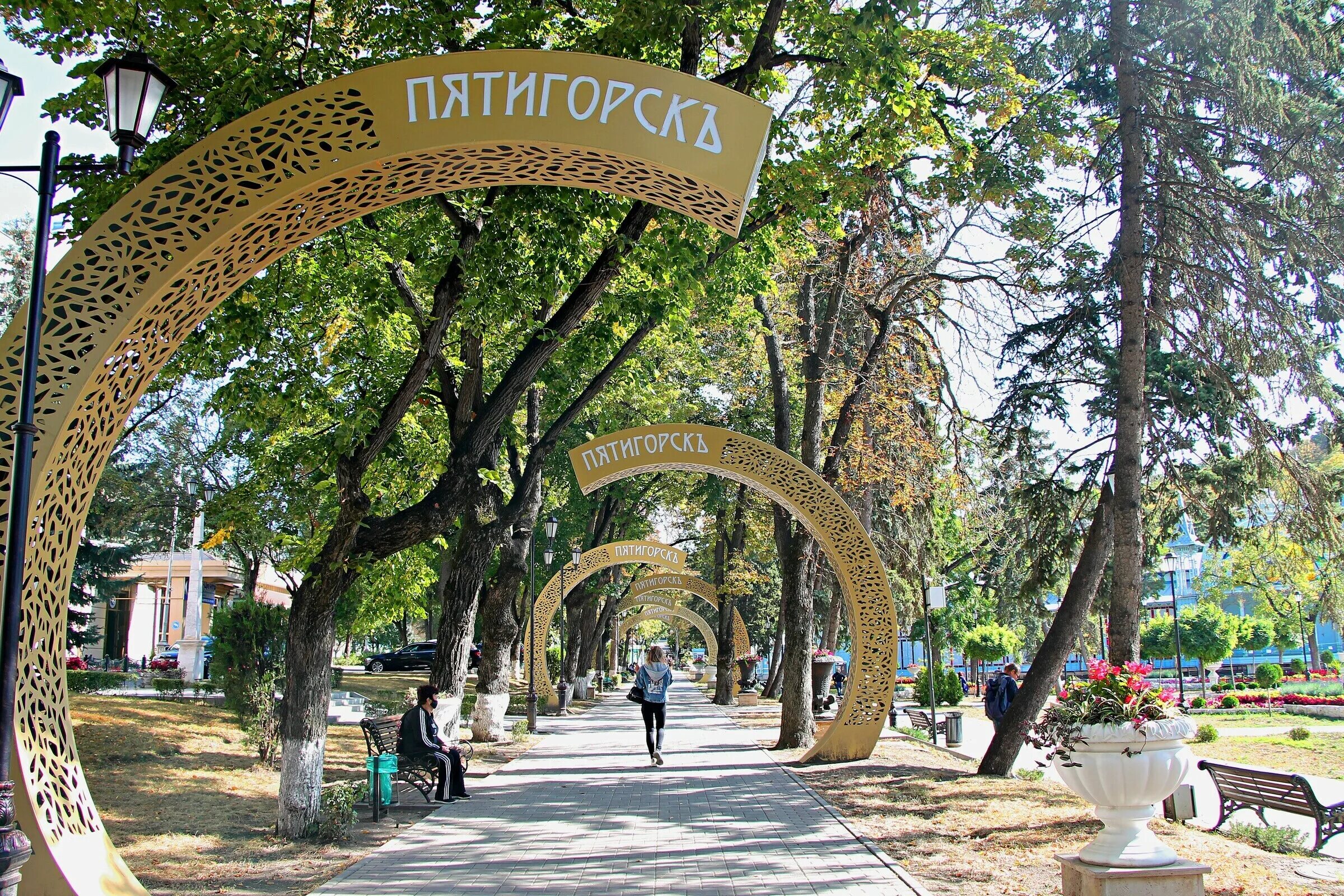 Исток пятигорск. Парк цветник пятигорск. курортный парк пятигорска. парк в пятигорске цветник пятигорске. бульвар парк цветник пятигорск.