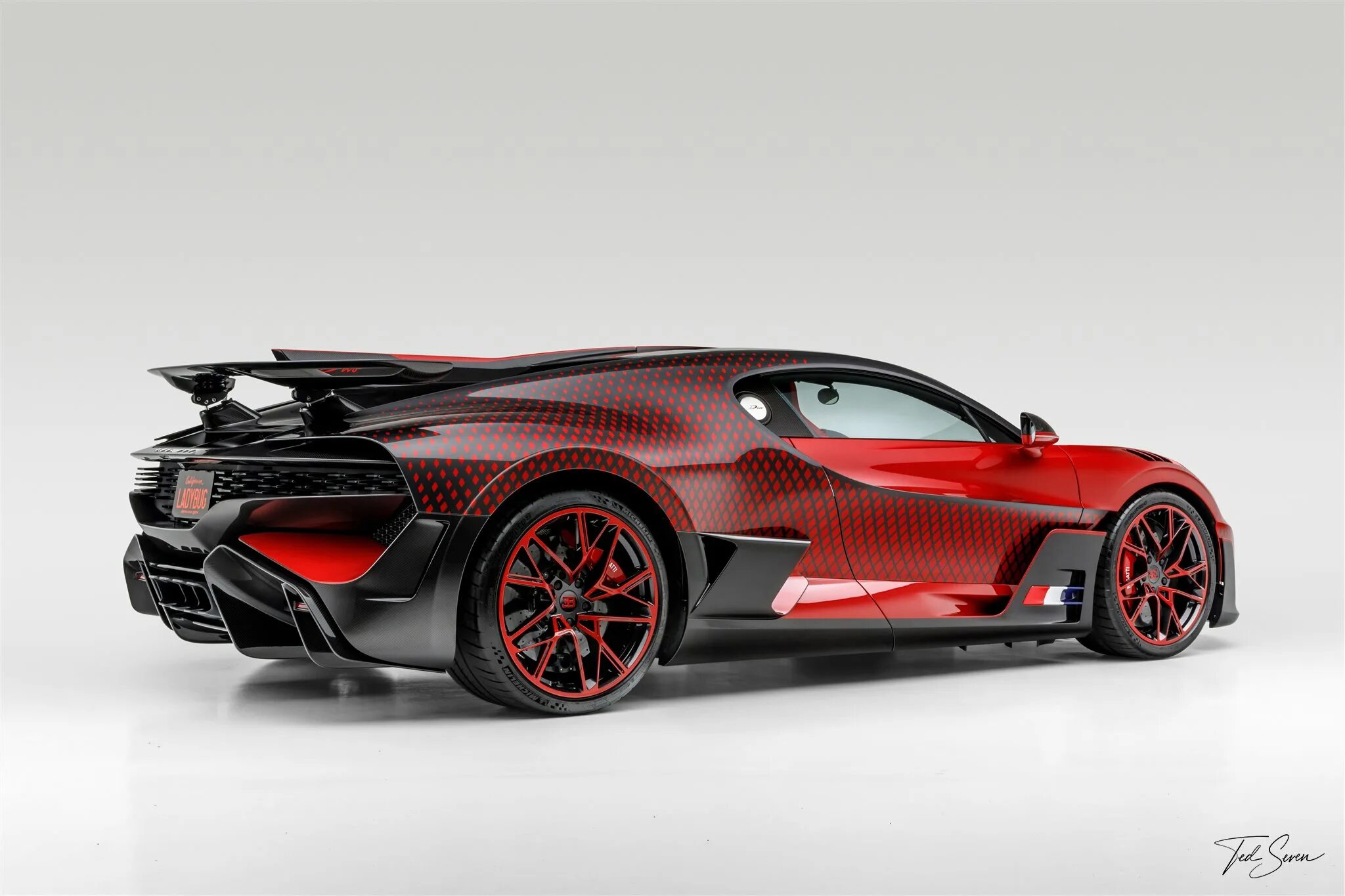 Бугатти Divo «Lady Bug». Bugatti Diva Lady Bug. Bugatti Diva гиперкар. Бугатти кастом. Bugatti divo 2021