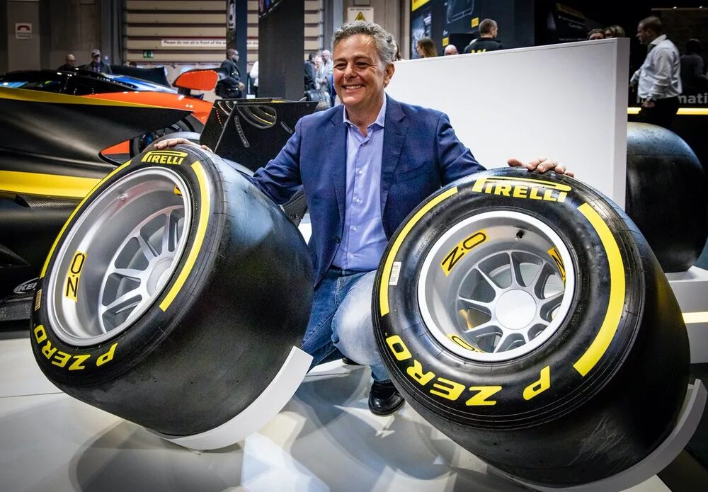 Колеса первых автомобилей. Pirelli f1 Tyres. F1 Pirelli Tyres 2022. Колесо ф1 Пирелли. F1 Pirelli Tyres 2011.