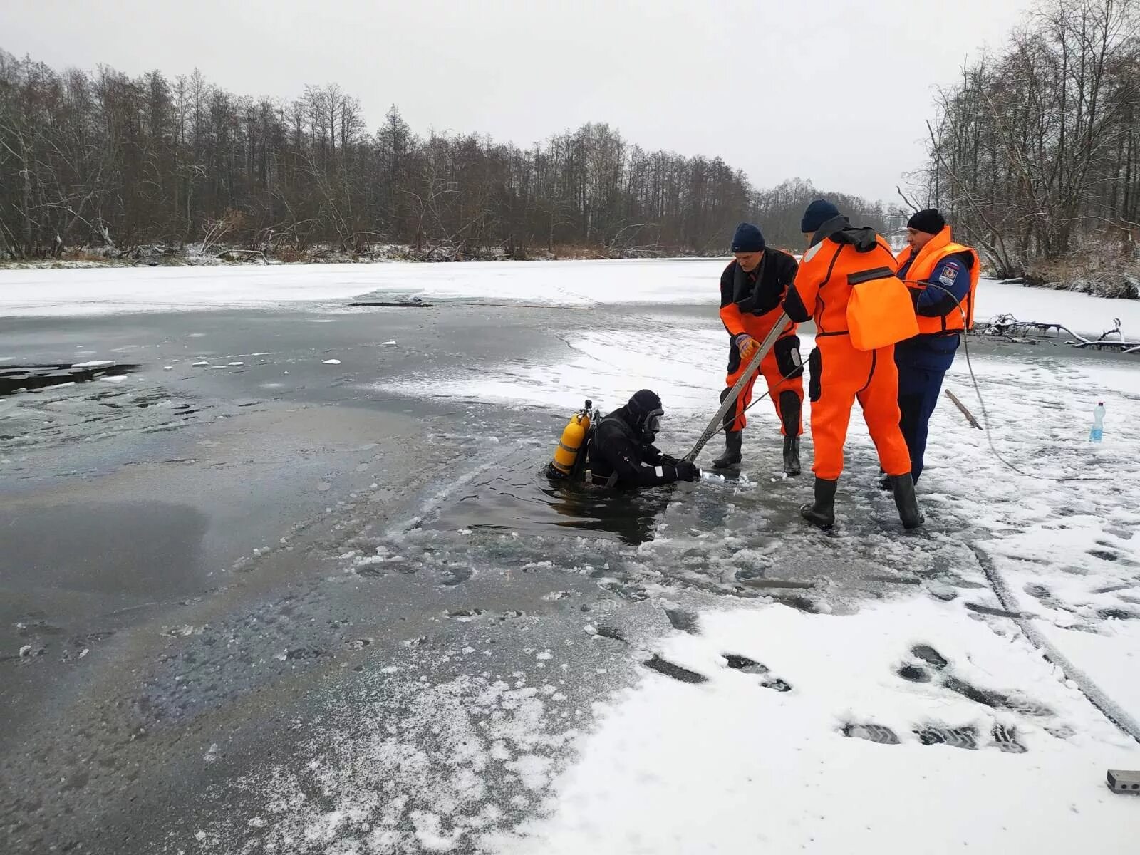 Почти утонул. Провалился под лед на коньках.