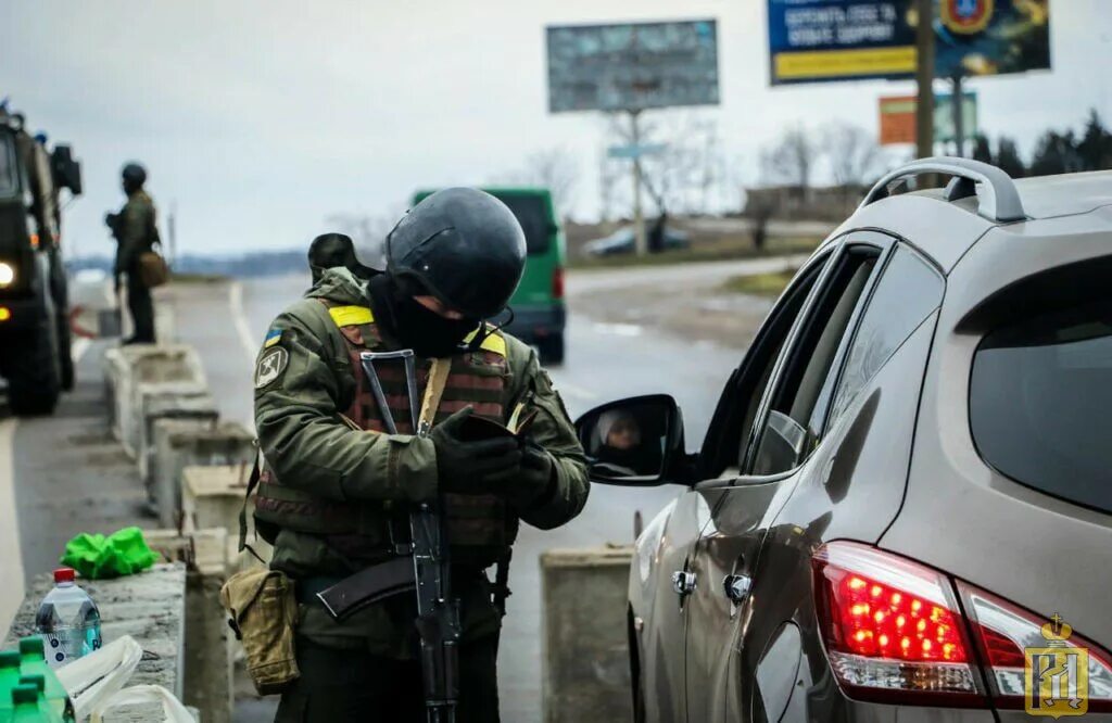 На украине ловят. Блокпост Украина. Блокпост полиции. Блокпост на границе с Украиной. Полиция штраф.