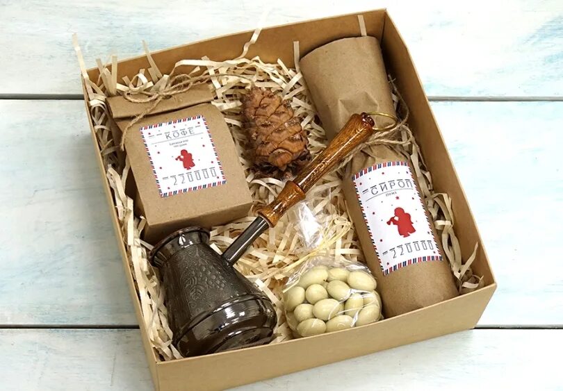 Новогодний подарок в руках. Необычные сувениры. Креативные подарки. Interchange of gifts. Подарки для близких.