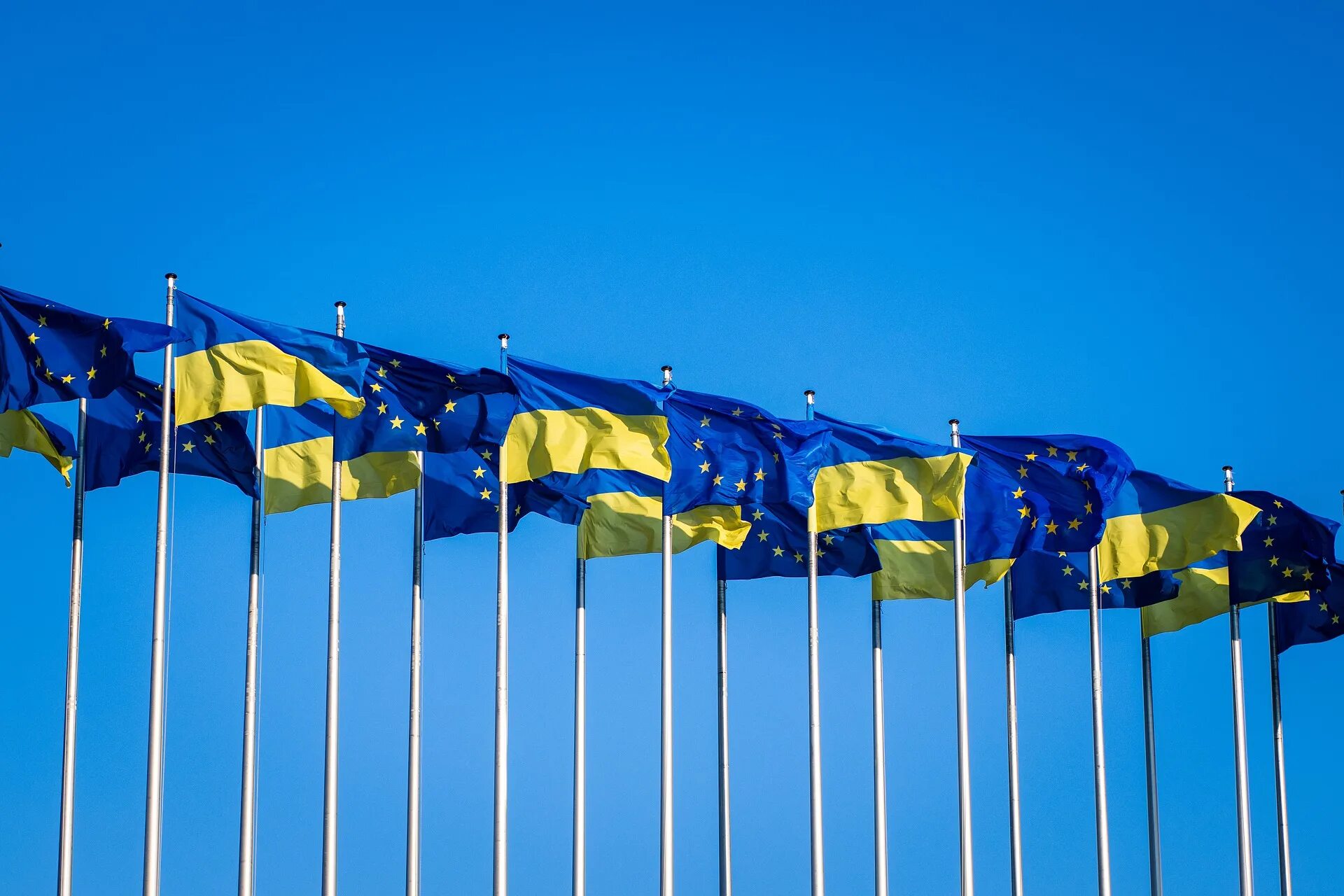 Россия выделила украине. Украина и Европейский Союз. Флаг Украины и ЕС. Флаг Евросоюза. Флаг Украины и Евросоюза.