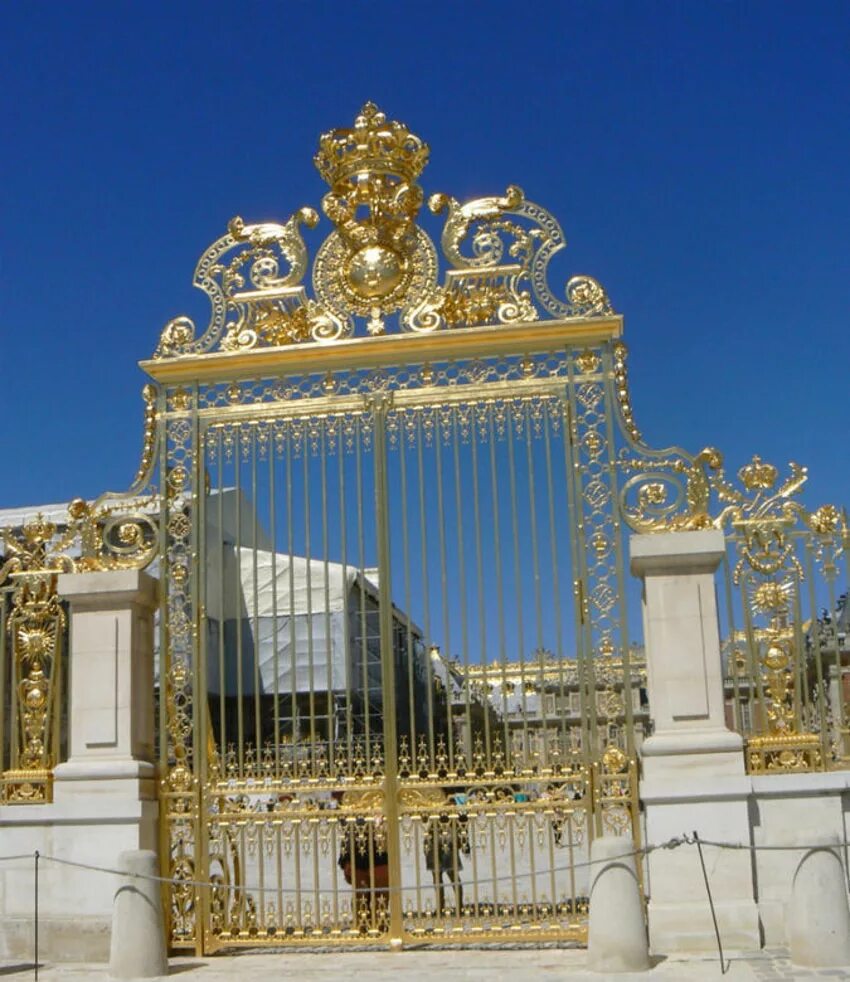 Версальский дворец ворота. Версаль Франция ворота. Золотые ворота дворец Франция. Версальский дворец кованые ворота.