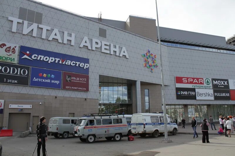 Титан арена работает. Тц титан арена. титан арена архангельск. титан арена заминирована архангельск. титан арена сервисная зона.