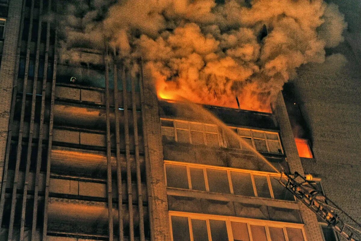 Сгорела многоэтажка. Пожар в многоэтажном доме. Пожары в зданиях и сооружениях. Пожар в здании. Пожары в жилых зданиях.