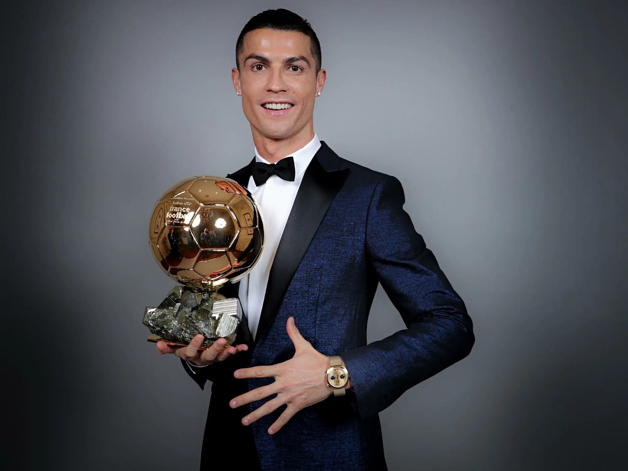 Сколько дали роналду. Рональдо Криштиану Роналду. Ronaldo Ballon d'or. Cristiano Ronaldo Ballon d'or. Криштиану 2008 золотой мяч.