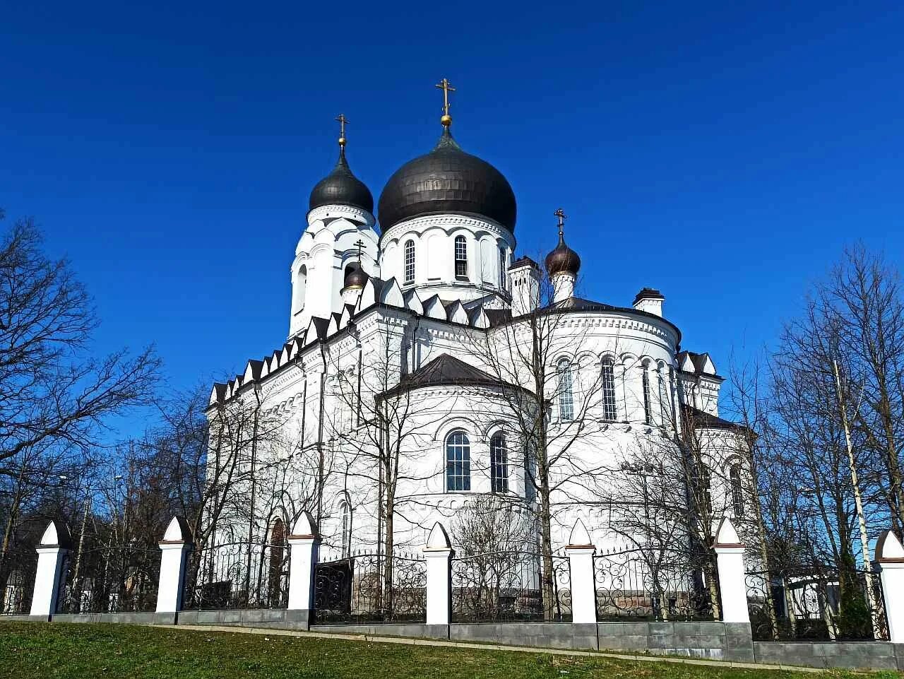 Церковь в ломоносове. Храм архангела михаила в ломоносове. ломоносов город церковь.