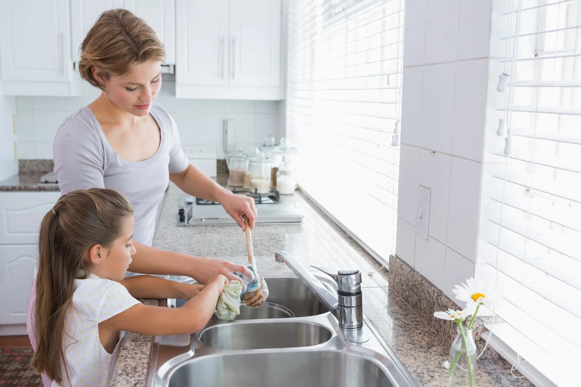 She did the washing up. Мытье посуды. Мама с дочкой моют посуду. Мама моет посуду. Готовим для детей.