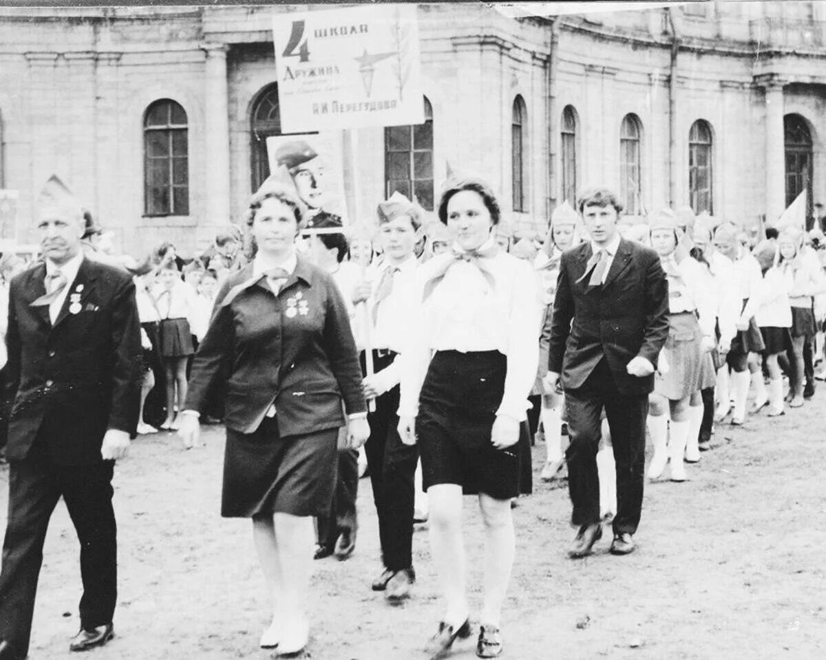 1 мая 1972 года. Ленинград парад пионерии 1972. Парад пионерии на Дворцовой площади. Пионерский парад на Дворцовой пл в Ленинграде 1968г. Пионерский парад на Дворцовой 1967г.