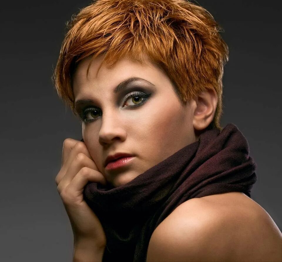 Пикси асимметрия 2022. Креативные стрижки 50 на короткие волосы. Ирина понаровская стрижка пикси. Пикси андеркат 50+. Креативные стрижки 50 на короткие волосы.