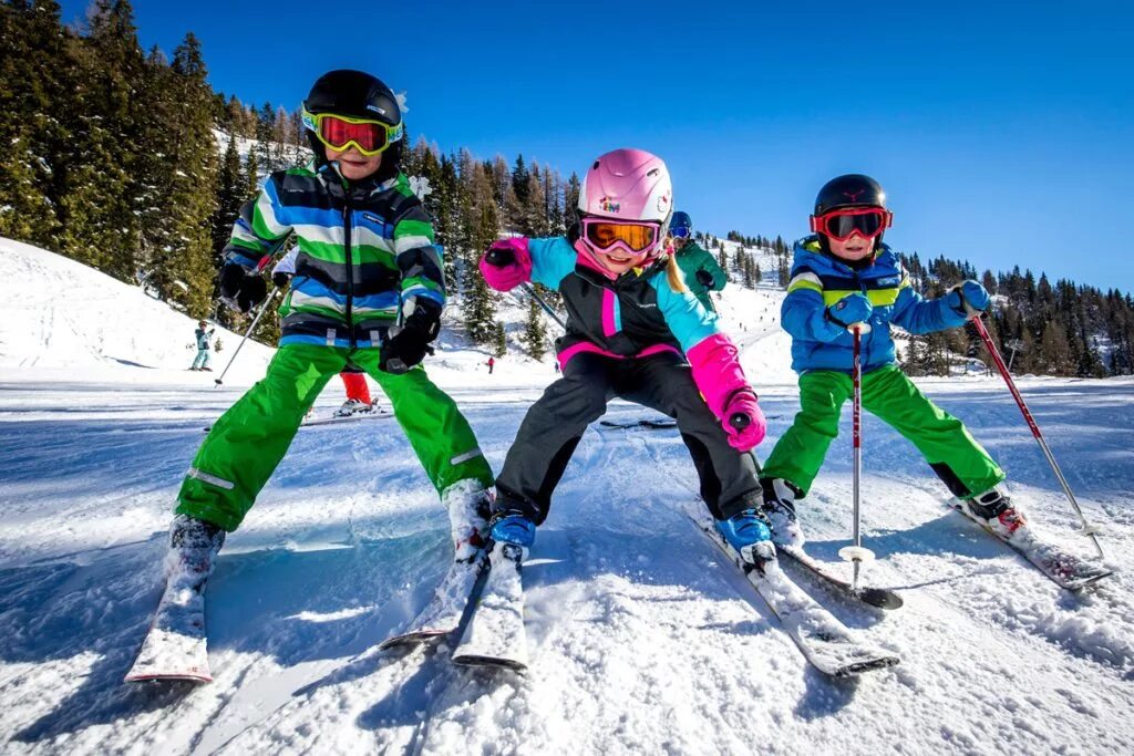 Спортивные школы лыжи. Горные лыжи. Дети горнолыжники. Детские горнолыжные соревнования. Семья горнолыжников.