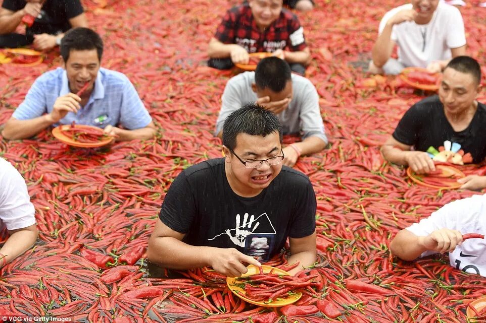 Eating race. Соревнования по поеданию острого перца Чили. Соревнования по поеданию острого перца в Китае. Конкурс по поеданию перца Чили в Китае. Еда в Китае.