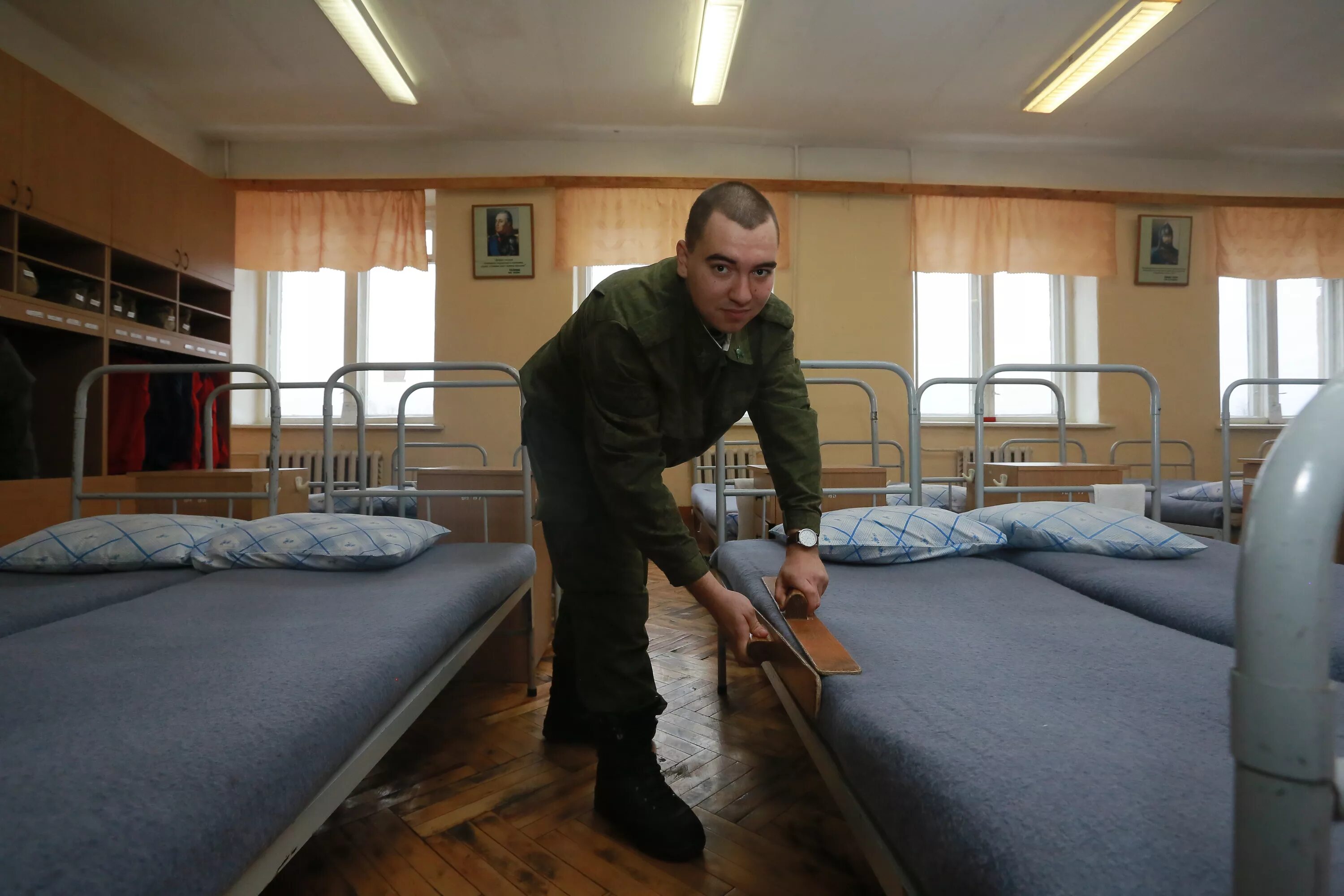 Кровати в армии. Кровати в казарме. Застеленная кровать в армии. Армейская кровать заправленная.
