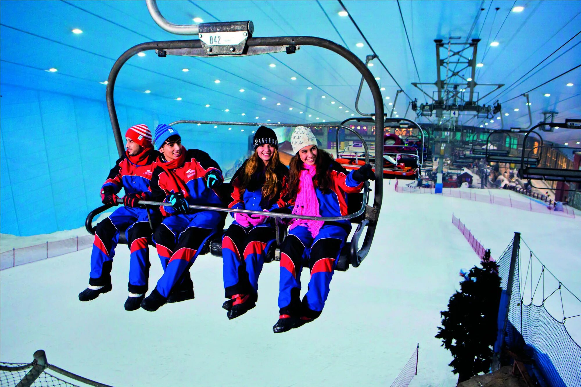 Первый горнолыжный курорт. Ski Dubai Дубай. Горнолыжный курорт Dubai Ski. Горнолыжный комплекс Ski Dubai. Снежный парк Ski Dubai.