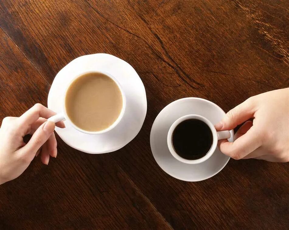 На столе стоят 20 кружек с кофе. Чашка кофе. Две чашки кофе. Две чашечки. Две кружки кофе.
